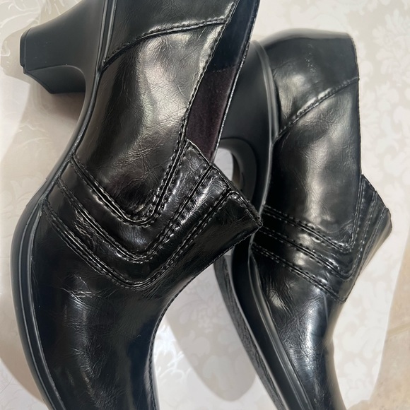 Clarks, shiny black bootie shoe 8M - Picture 4 of 6